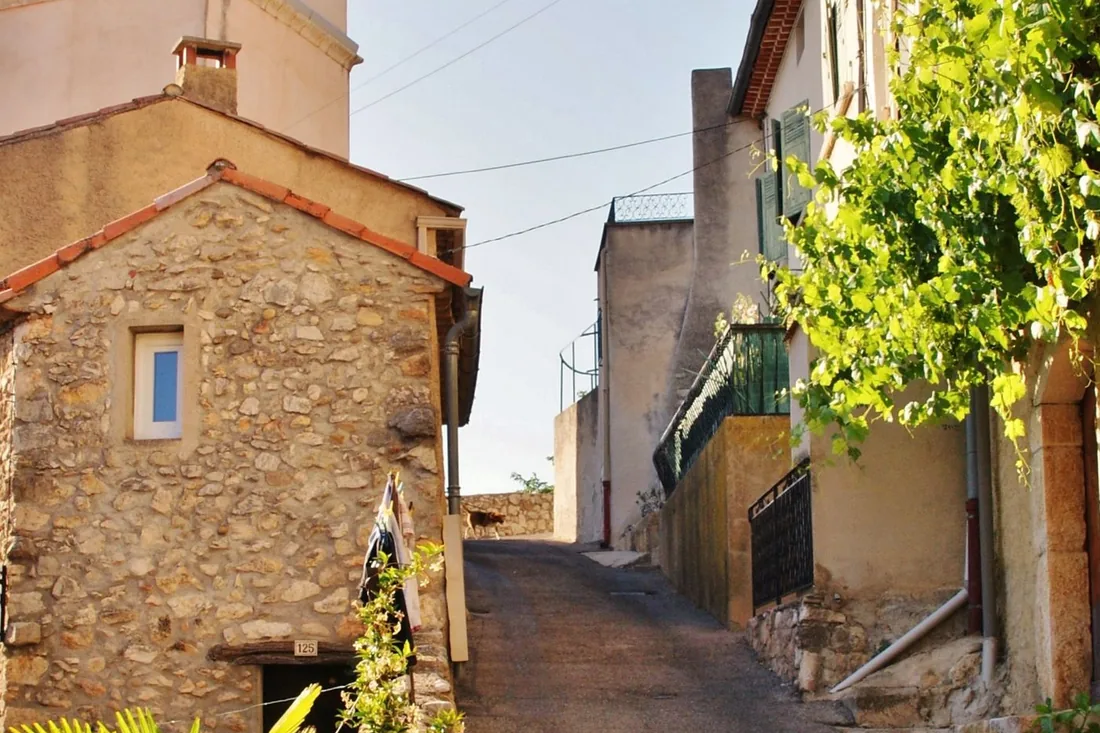Ruelle en pierre d'un village des Alpes-de-Haute-Provence au soleil de fin de journée