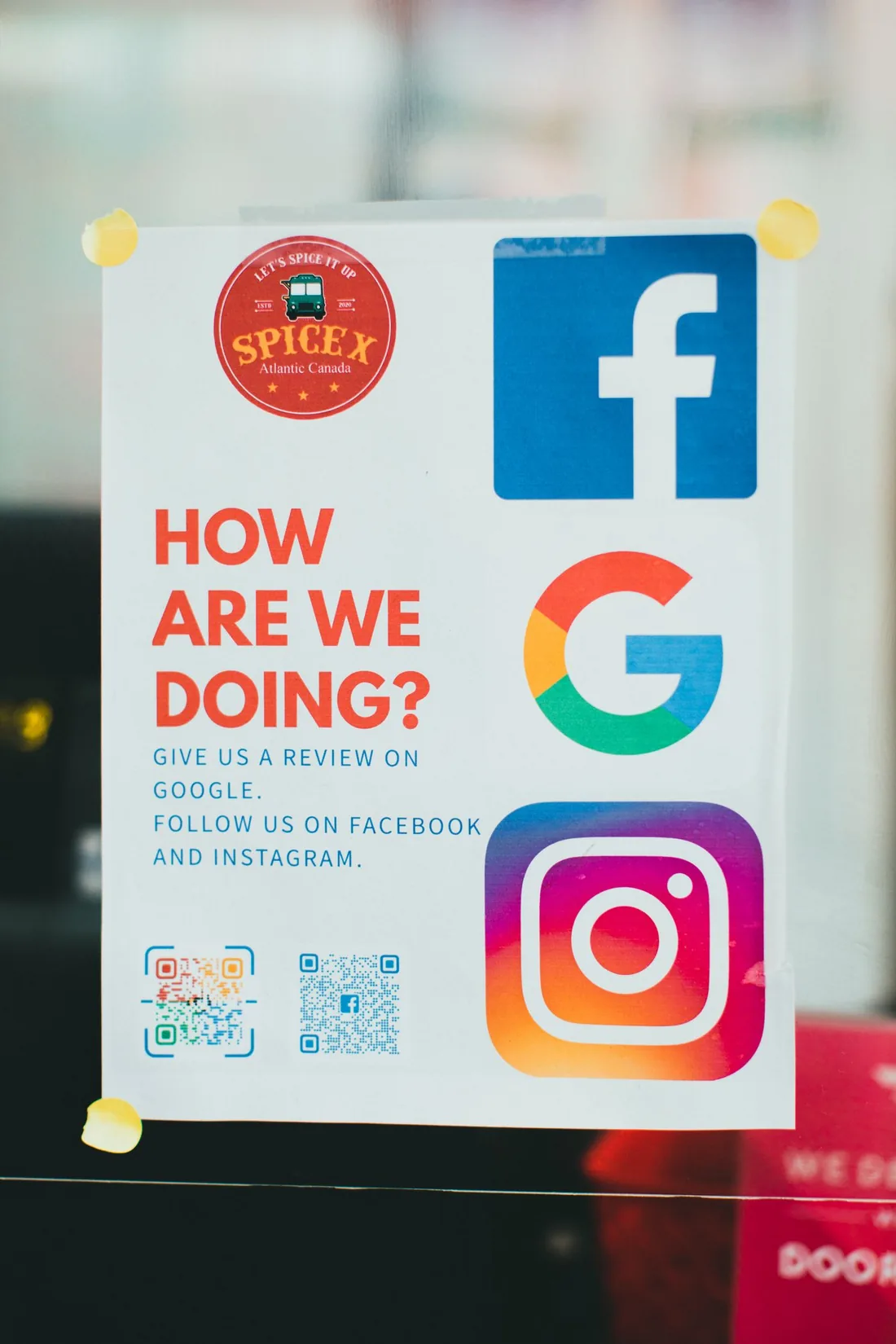 Affiche en vitrine invitant à laisser un avis sur Google
