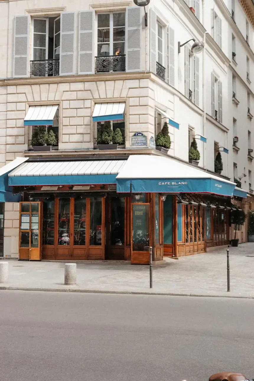 Devanture d'un café de quartier à l'angle d'une rue