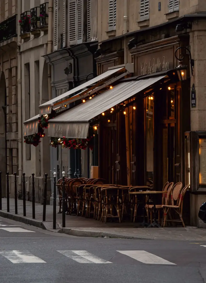 Terrasse de café chaleureuse avec guirlande lumineuse en soirée