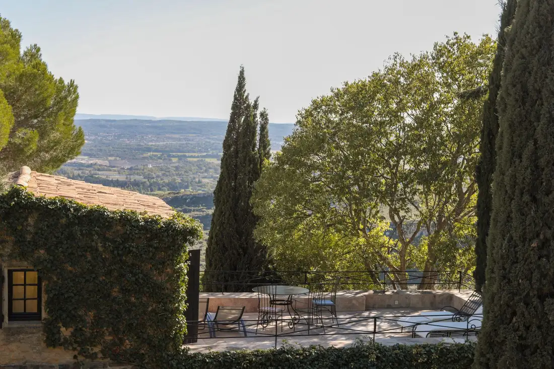 Terrasse en pierre d'un hébergement en Provence surplombant la vallée