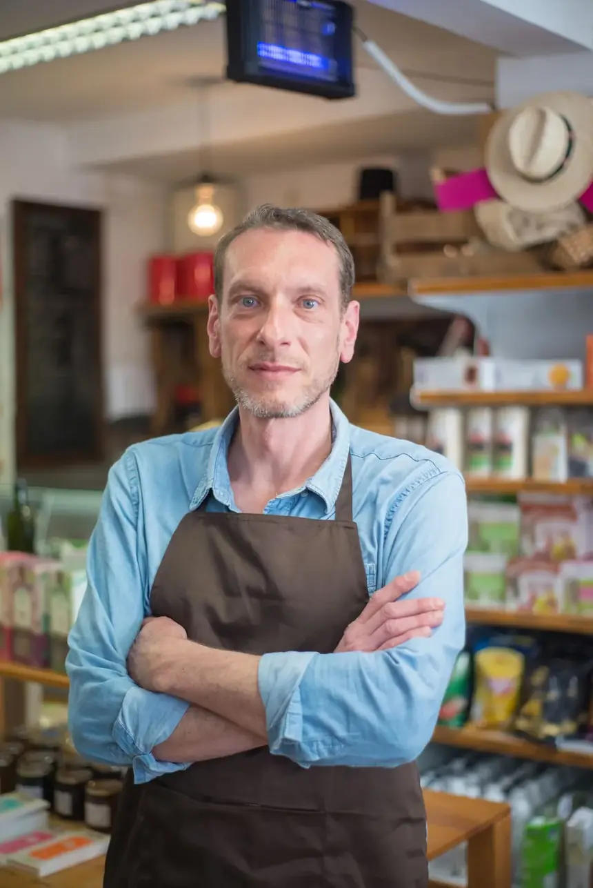 Commerçant local confiant dans sa boutique