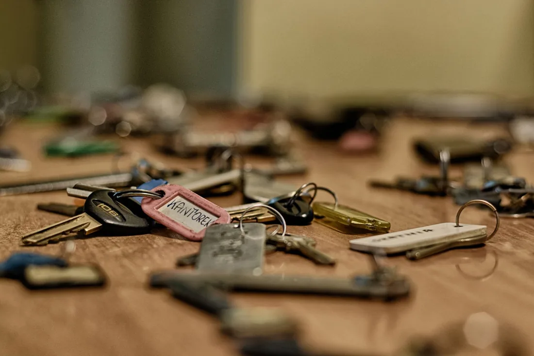 Trousseaux de clés posés sur une table, comme les accès d'une entreprise à son domaine et ses comptes