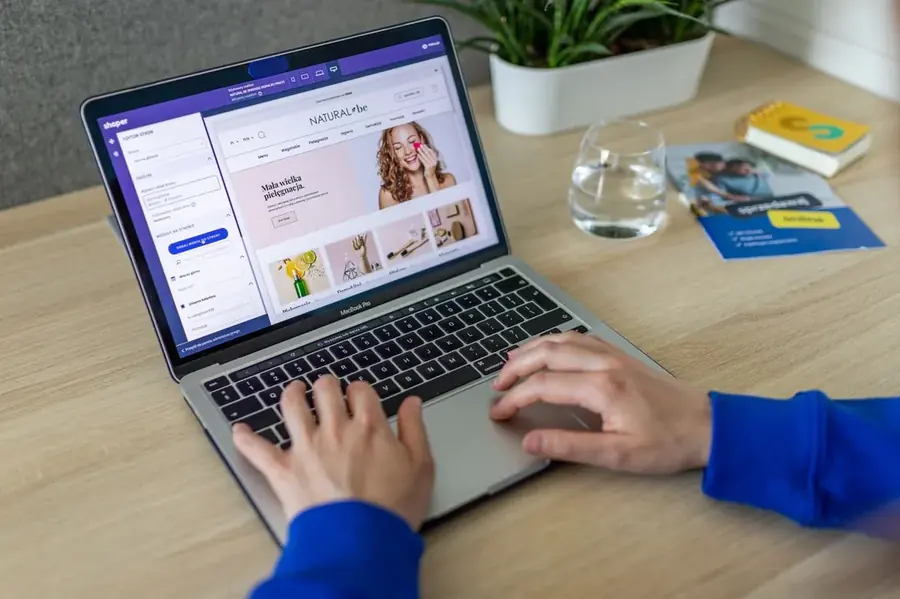 Mains sur un ordinateur portable en train de construire un site web professionnel