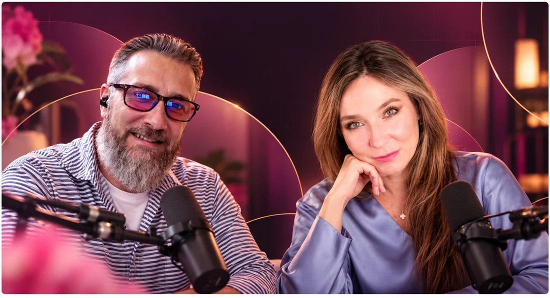 Mike Orchard et Maryna Skachek côte à côte devant deux micros, visuel de l'épisode 4 du podcast Le Marketing & Co